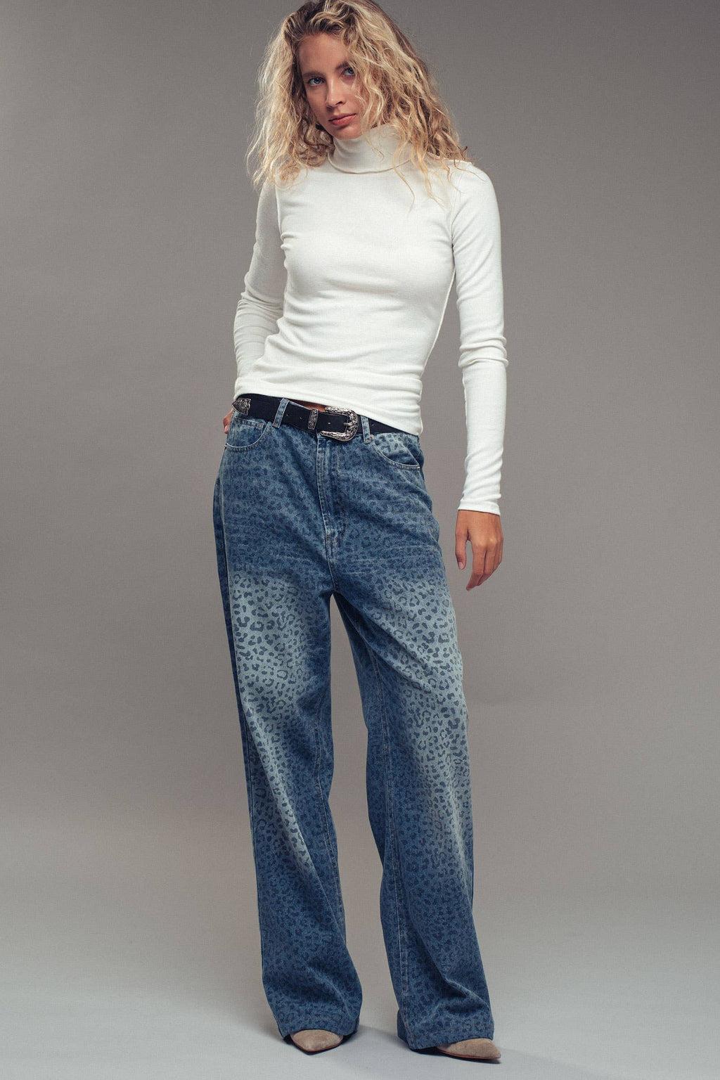 Contrast Seam Turtleneck Knit Top