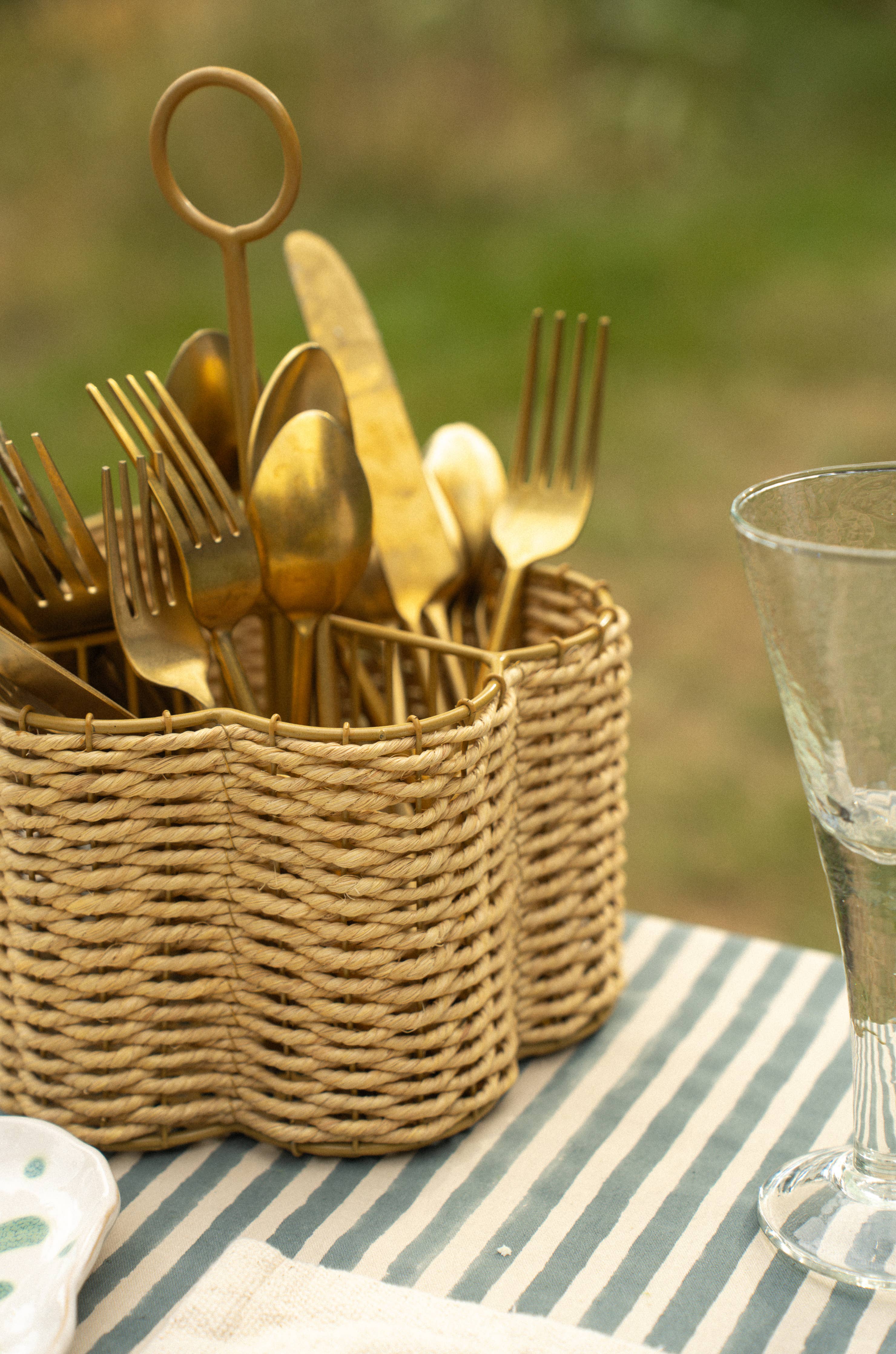 Scalloped Woven Cutlery Holder