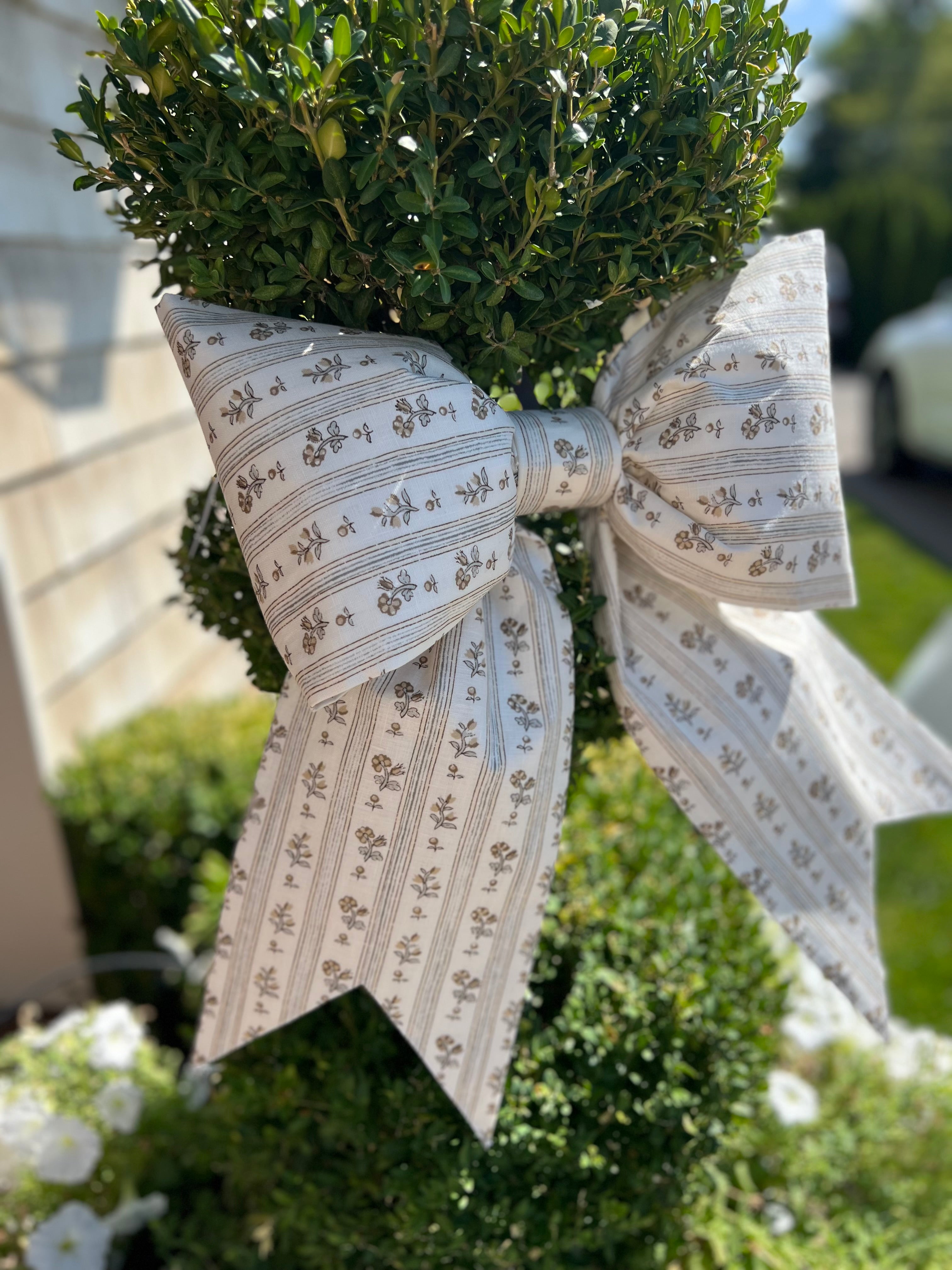 Tan and Cream Schumacher bow