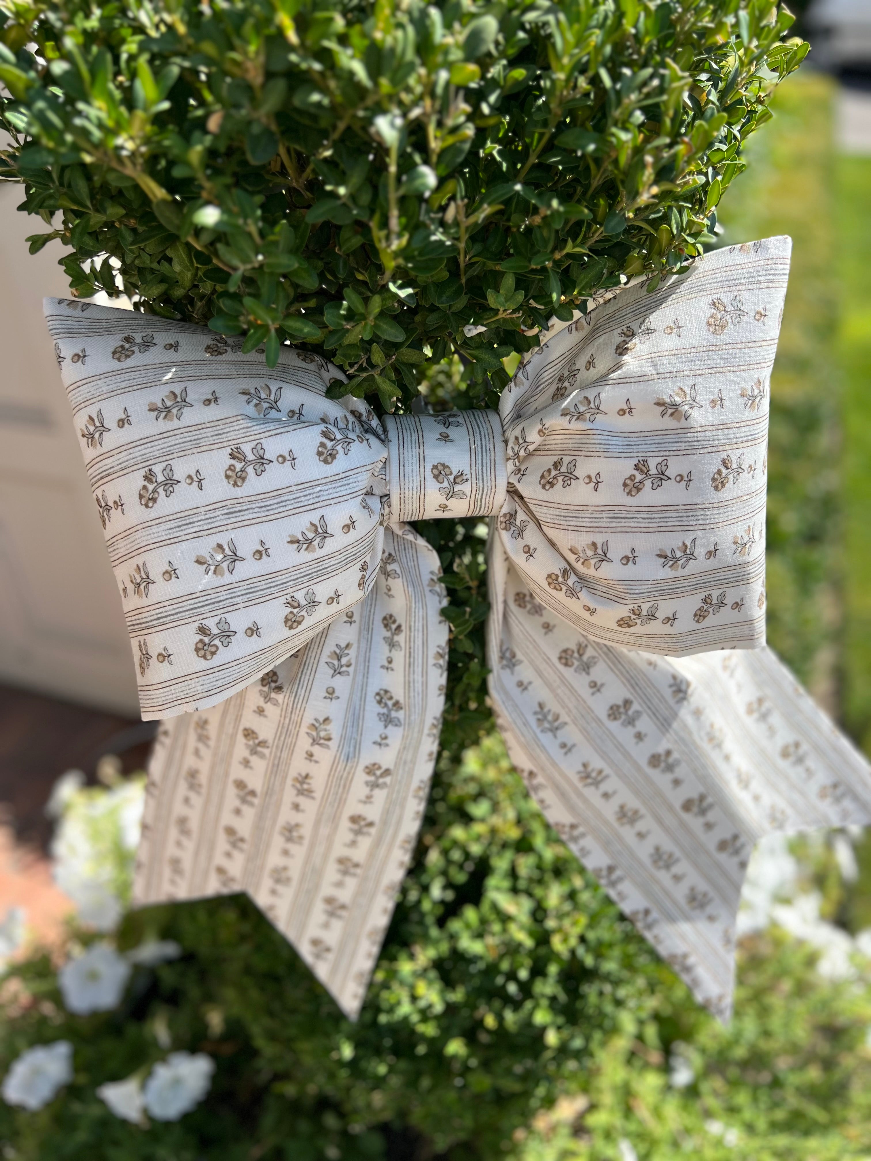 Tan and Cream Schumacher bow