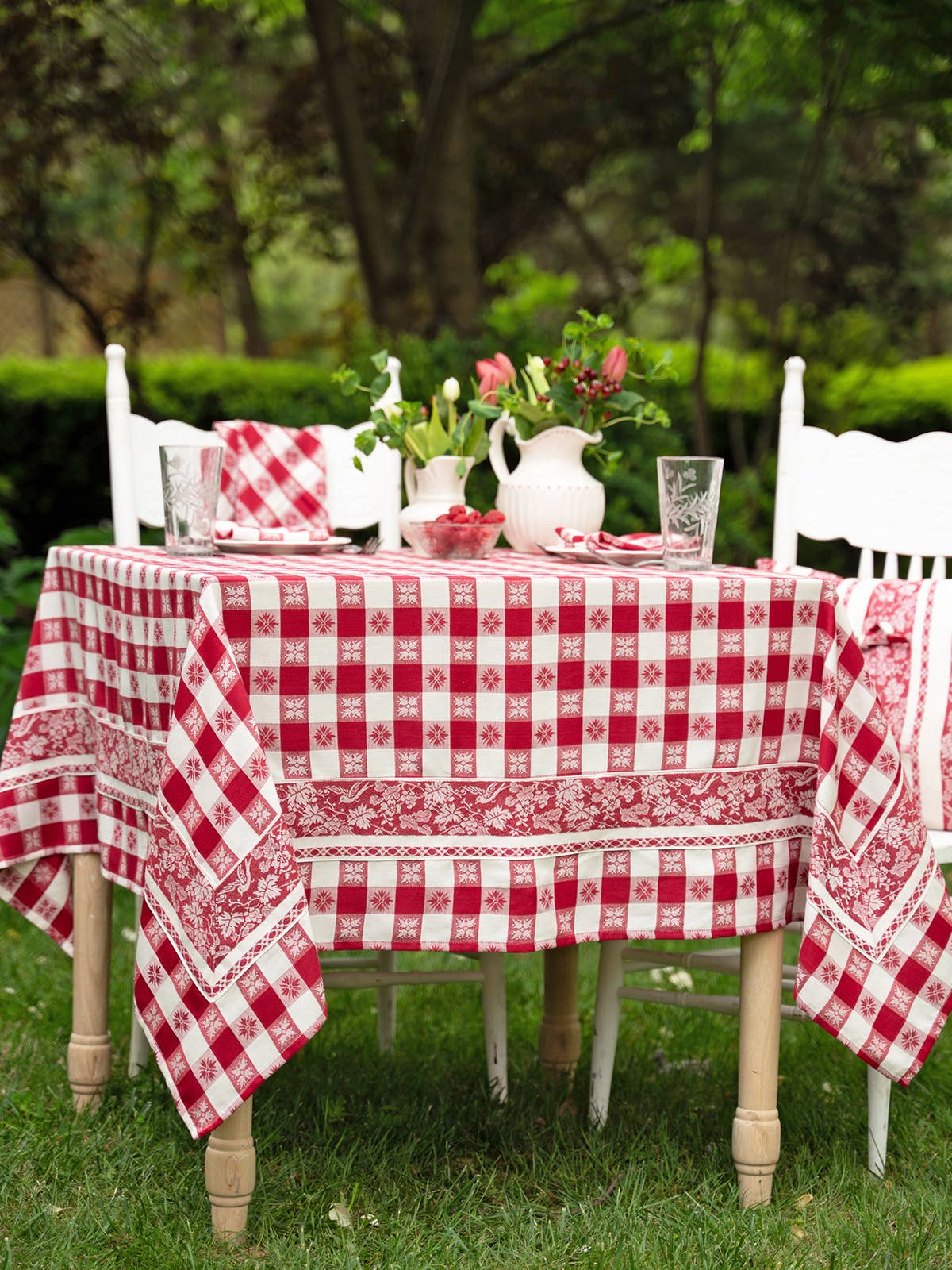 Red Charm Jacquard Tablecloth