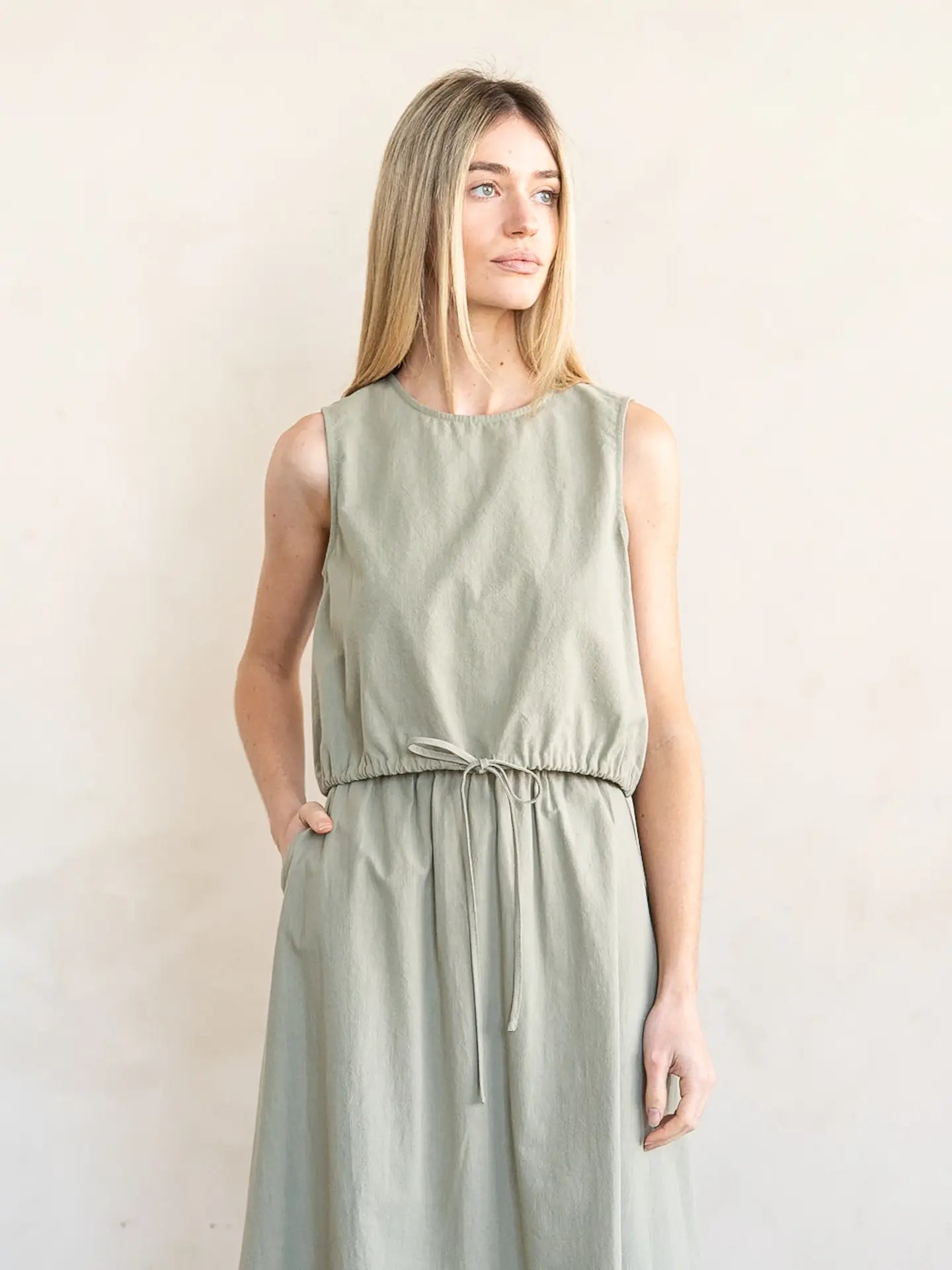 Adjustable Tie Hem Cropped Tank Top