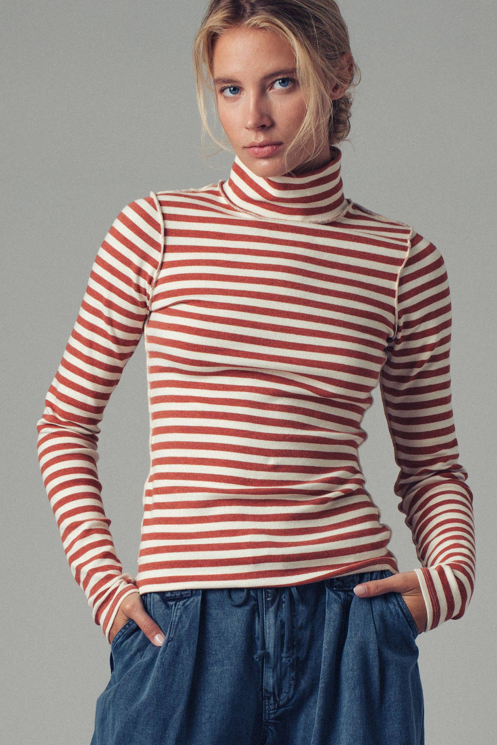 Contrast Seam Turtleneck Knit Top