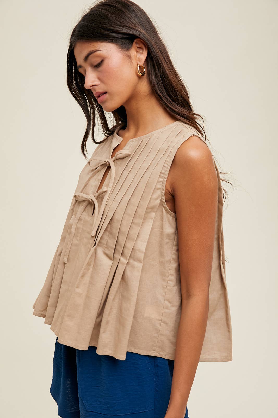 Bow Detail Sleeveless Pleated Top