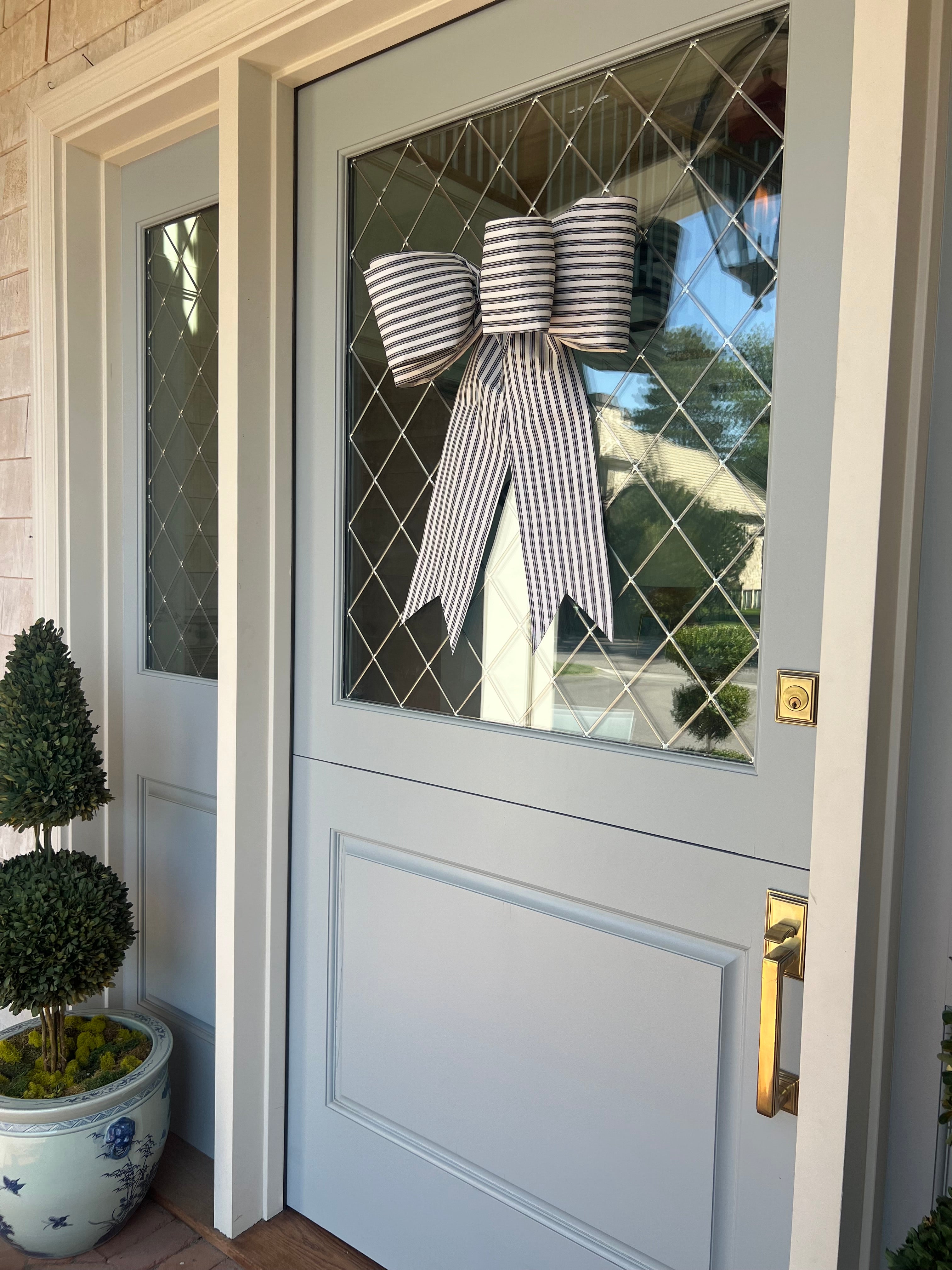 Black/Beige Scalloped Striped Bow
