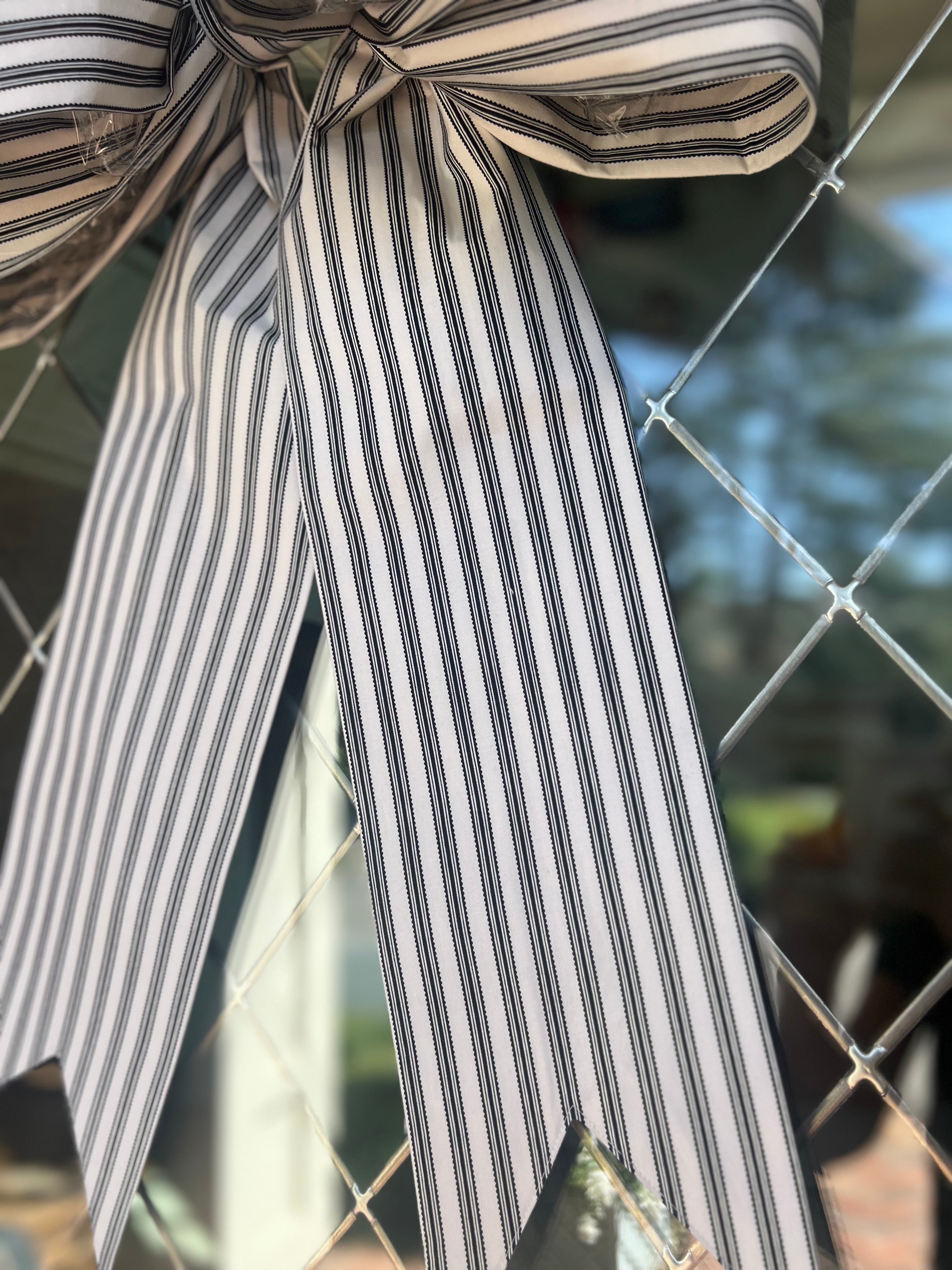 Black/Beige Scalloped Striped Bow