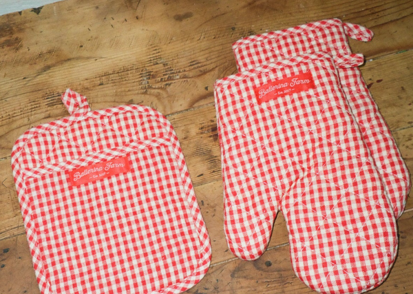 Oven Mitts and Pot Holder Set