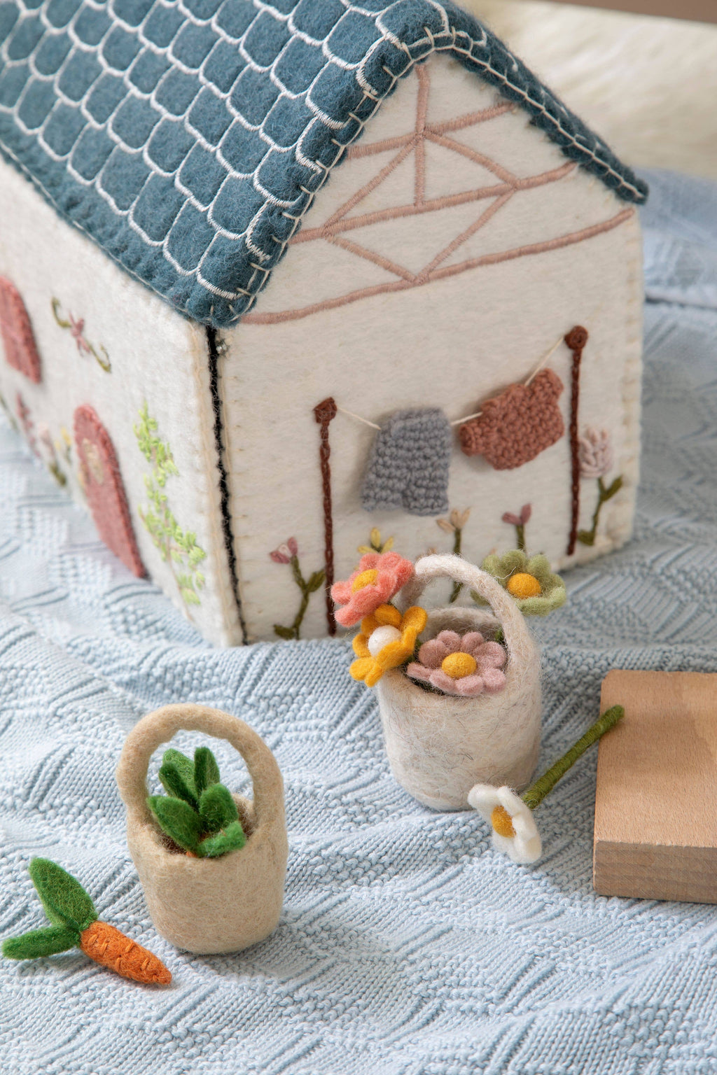 Small Felt Carrots Bucket